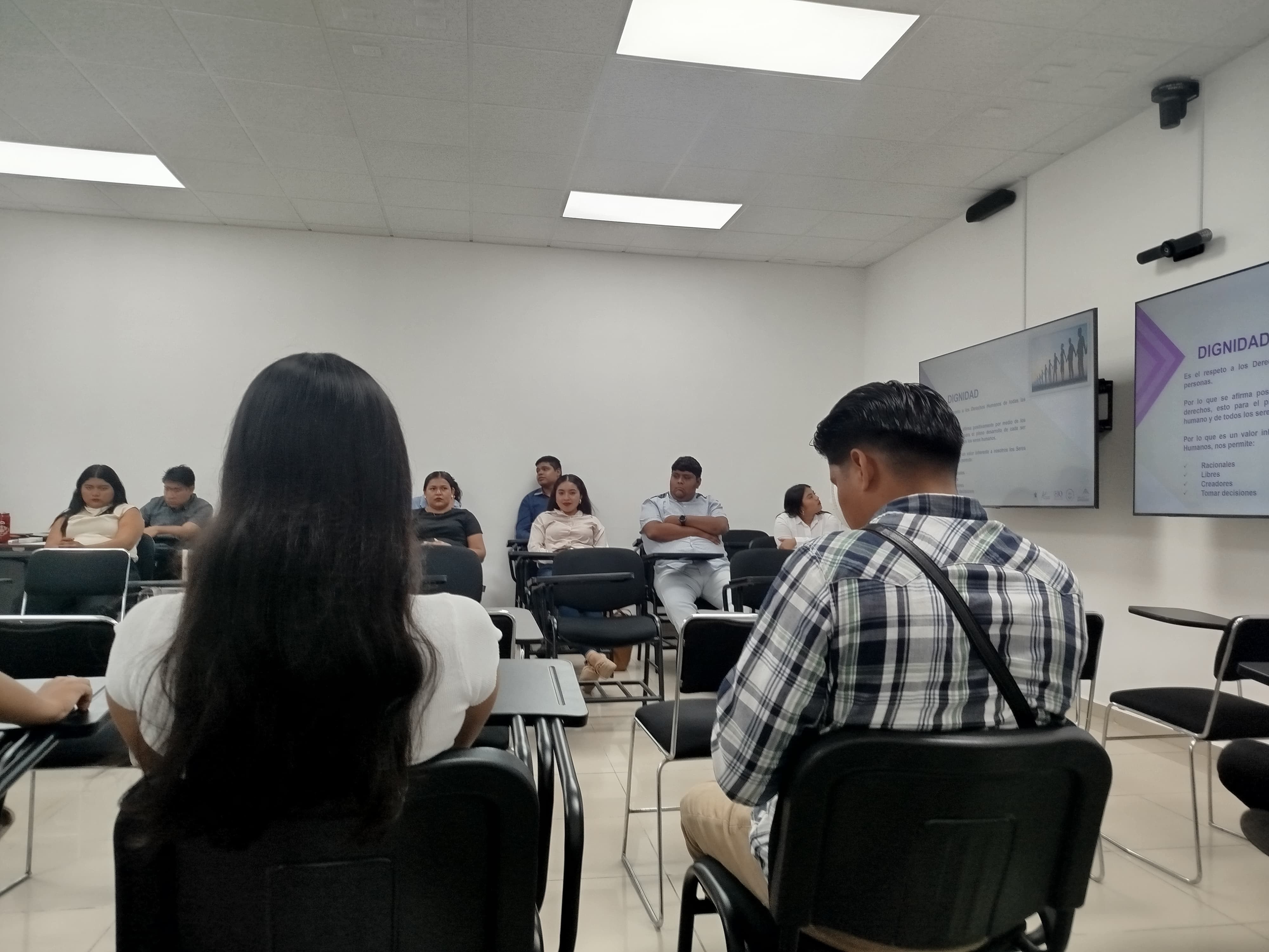 Estudiantes de Derecho y Administración Pública visitan Poder