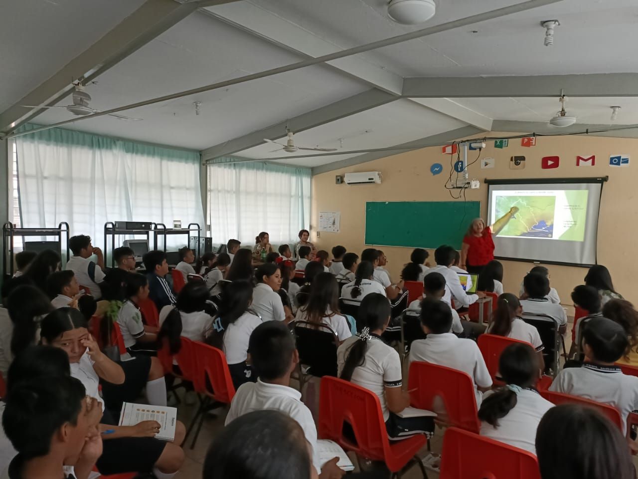 Conferencia sobre Participación Estudiantil en Gestión Ambiental