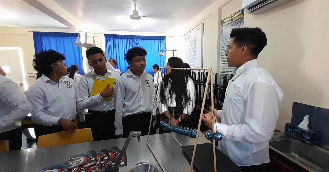 Visita de Maestrías en Energía Eólica y Solar al Colegio Juan