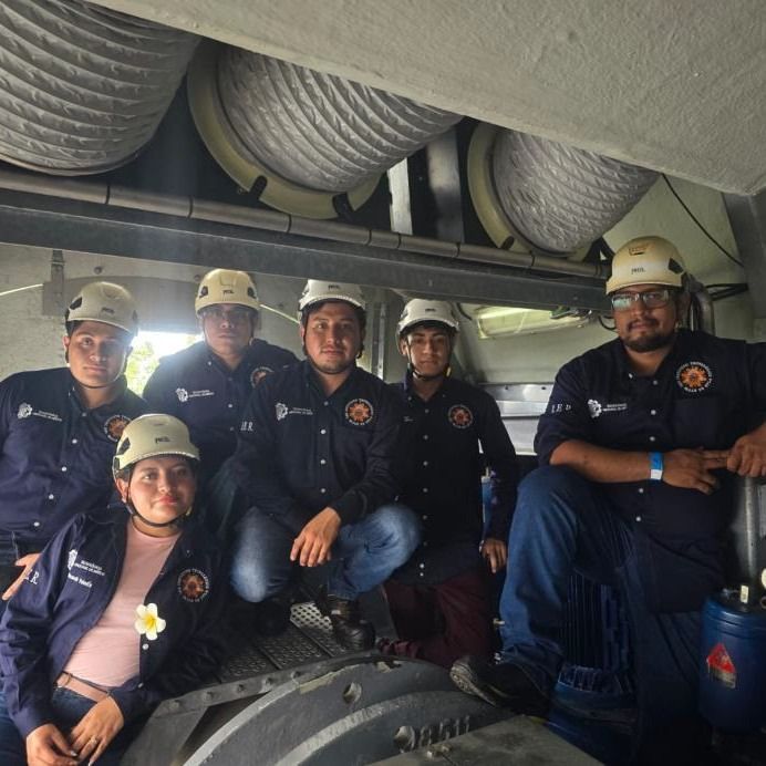 Visita a UNISTMO por estudiantes e ingenieros de Energías