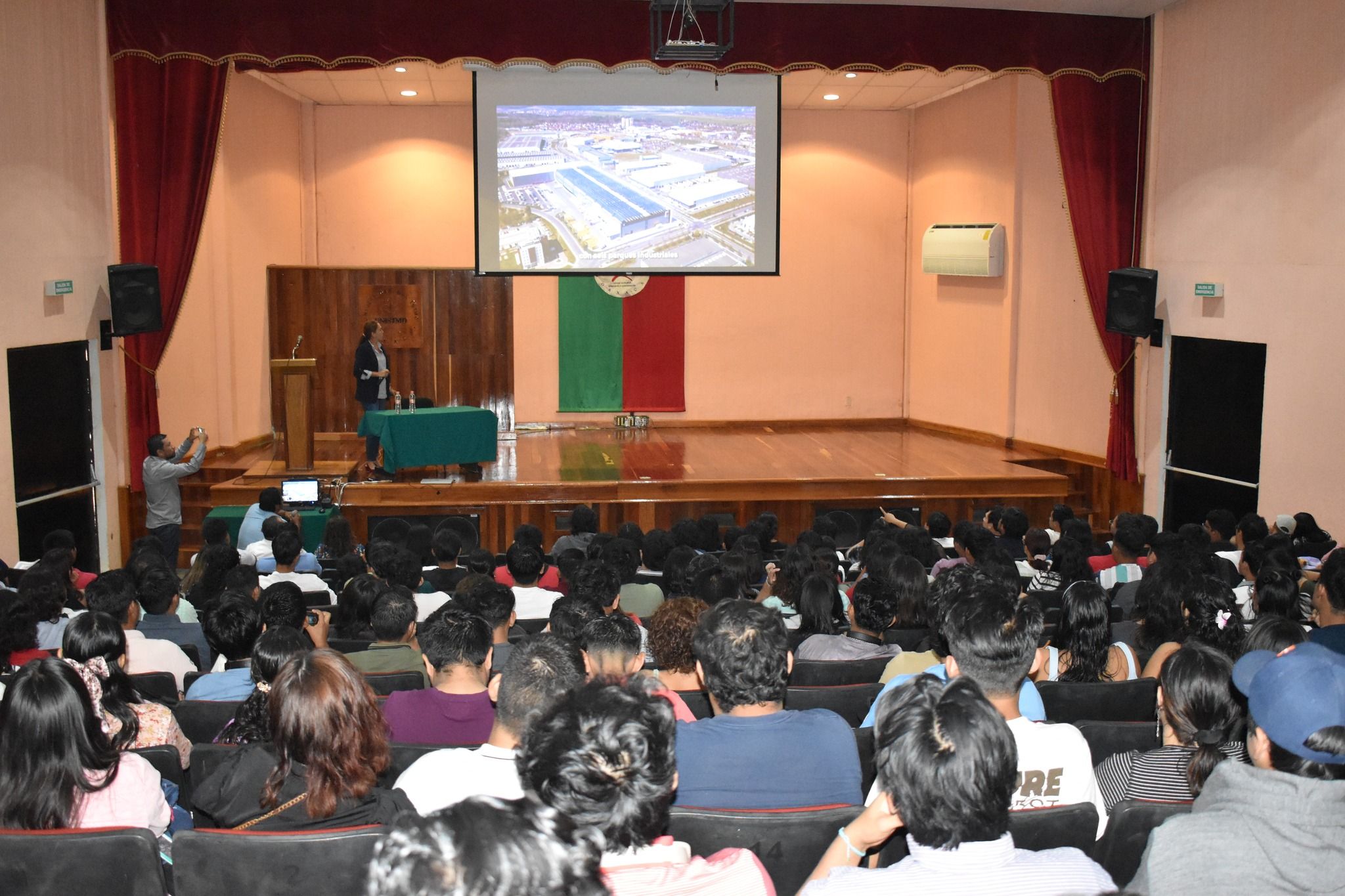 Presentación de Conferencia por la Directora del CIIT