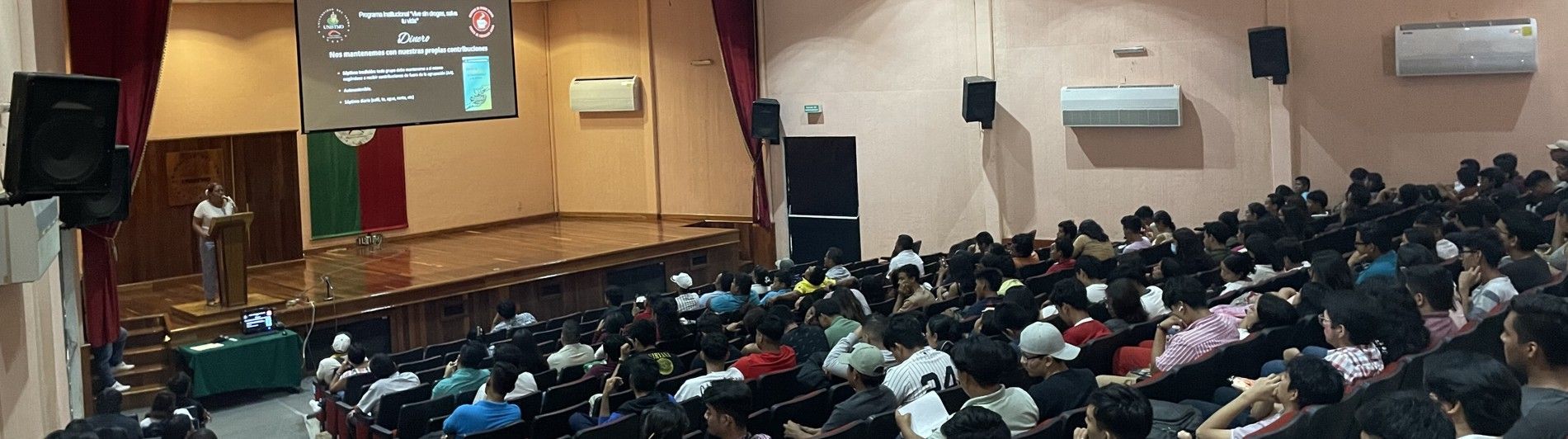 Estudiantes en actividad de integración al aire libre